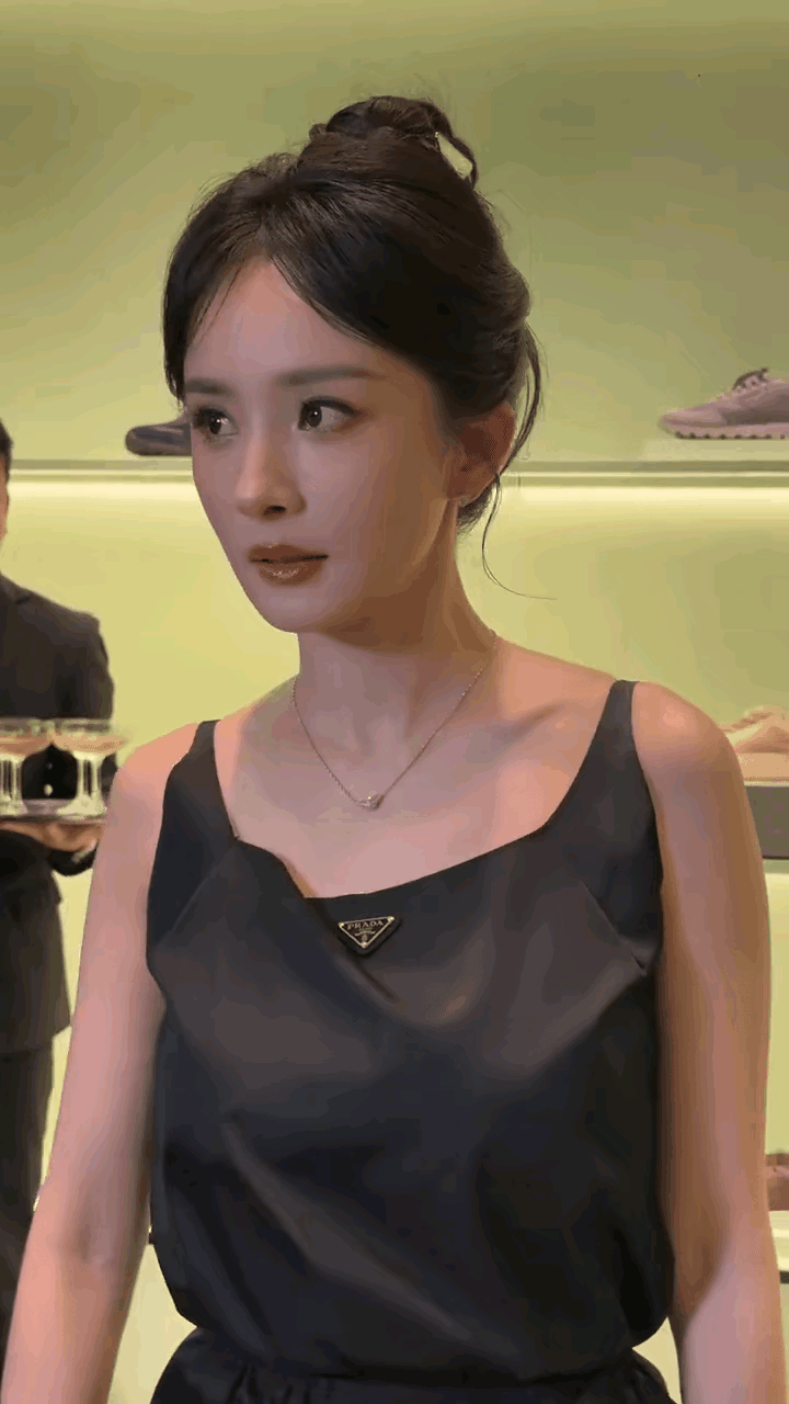 杨幂的脸就像跳楼机，你永远不知道她何时“变脸”。请看后三张图，这是前段时间的