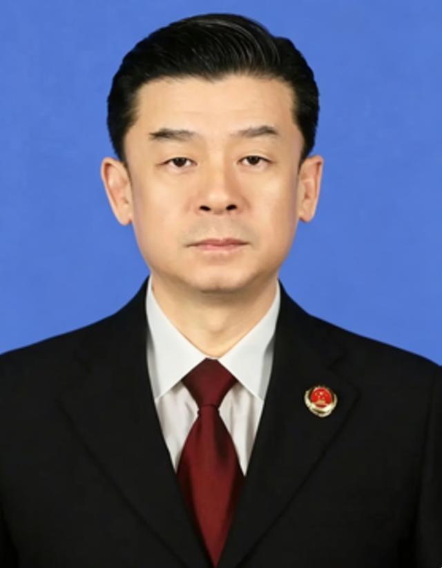 第一届全国优秀公诉人，祁治国。祁治国，1972年8月出生于江苏省泰州市，中共