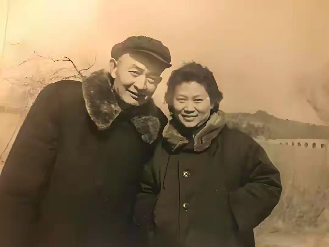 他是红四方面军核心领导人，早年身居高位，战功履历厚重。建国后低调淡泊、默默无闻，
