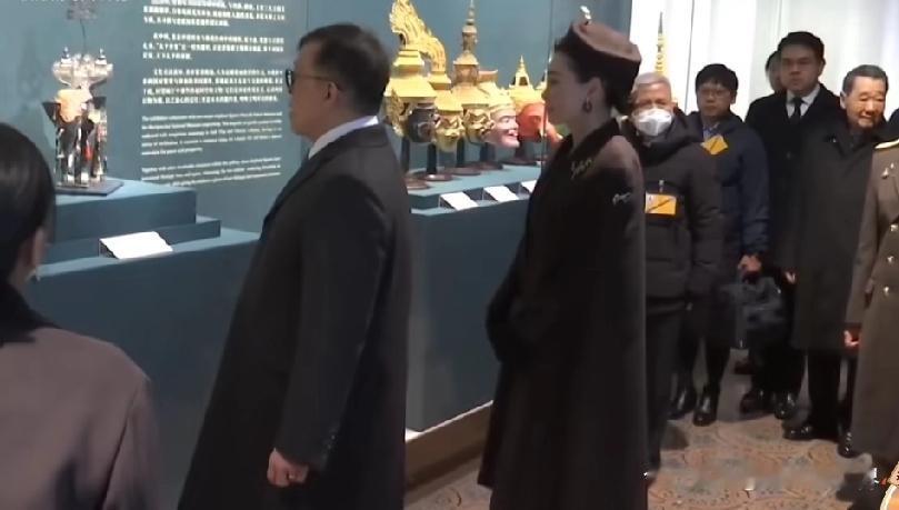 11月17日泰王夫妇访华收官日逛故宫，最强陪游当属泰国首富谢国民！这位能让王后主