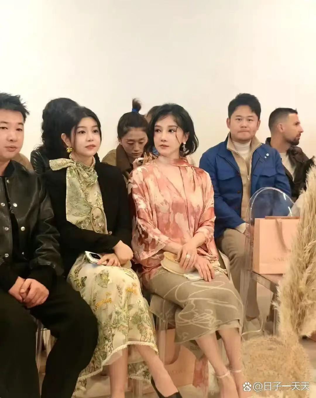 米兰时装周秀场，陈小纭和陈妍希亮相。好家伙，陈小纭咋变这样了，难道又去整容啦？差