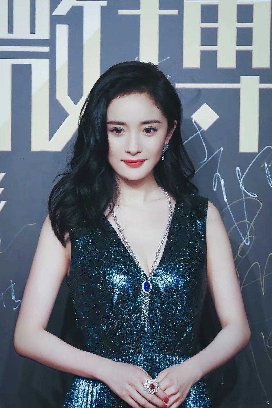 2025年的杨幂太猛了，直接把85花竞争卷成单方面碾压！赵丽颖优势全无。电视剧方