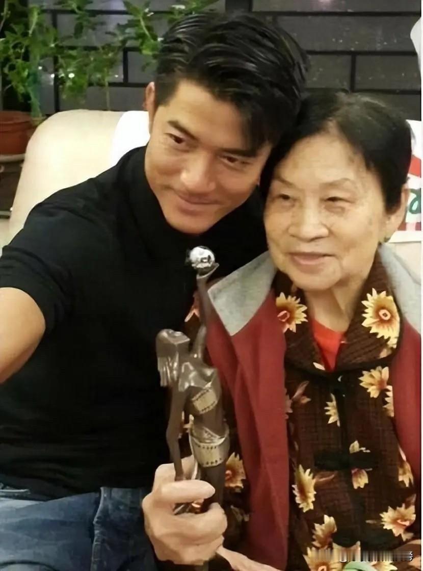 近日，一组郭富城与岳母的合影在网络上广泛流传。照片中，59岁的郭天王身着休闲西装