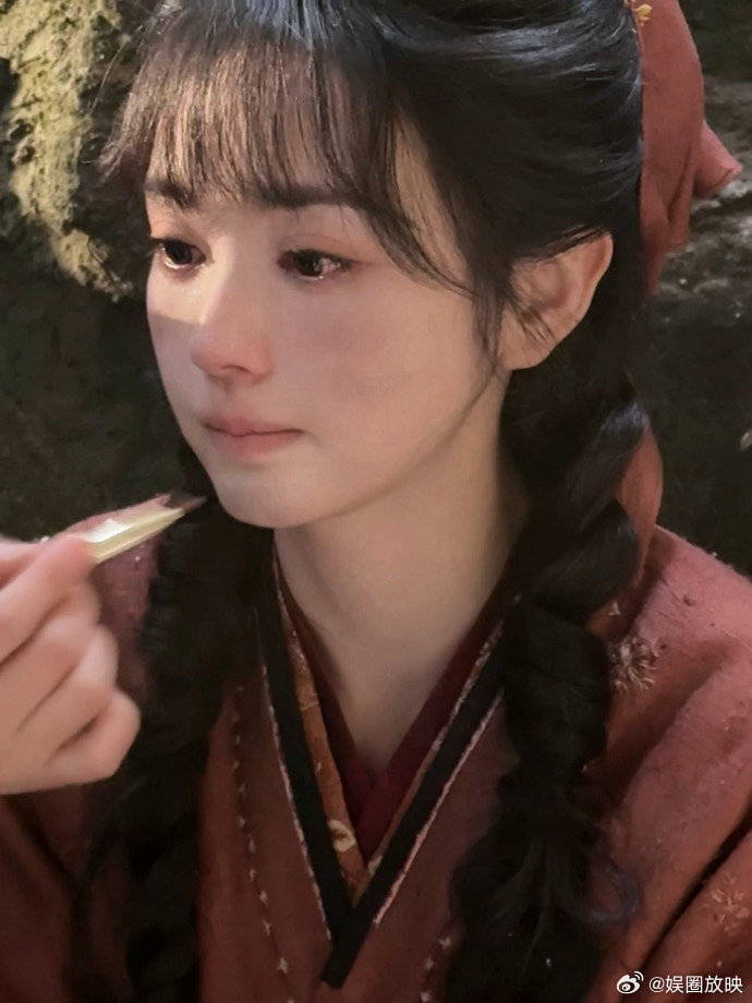 小花猫田曦薇田曦薇在cos小花猫樊长玉cos一只受伤垂耳的小花猫。泪痣带湿，鼻