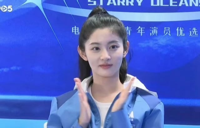 于正这次真的看走眼了，想把赵晴捧成下一个赵丽颖或杨幂，没想到被洗不清的劈腿传闻缠