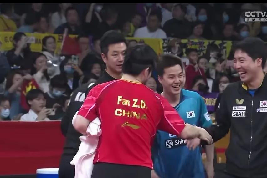 这两个憨憨是谁啊？怎么看见樊振东笑得后槽牙都露出来了，眼神还无比真挚！虽然说，