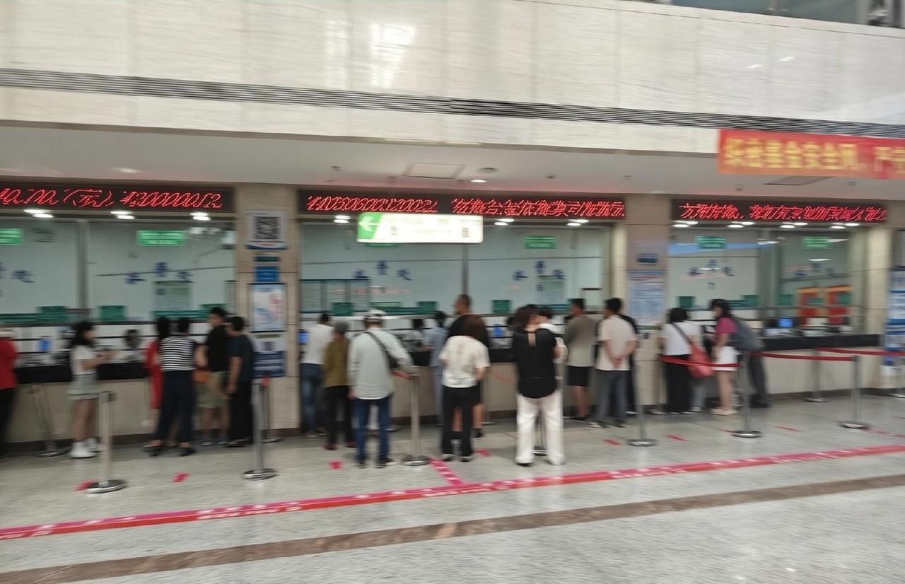 下午提拉秃噜拥入病房一帮人，四对老人，一对年轻夫妻，簇拥着一个十岁左右的大胖小子