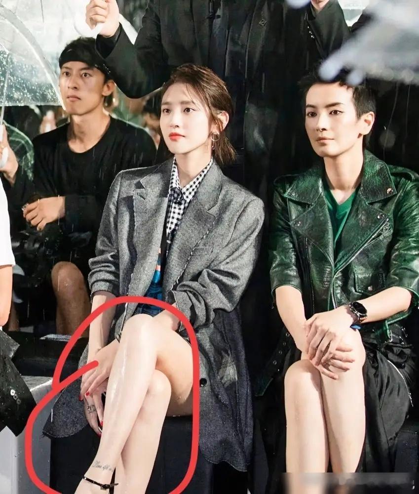 扒了半天唐艺昕的纹身，才发现她拒绝过张若昀的求婚。你去看她脚踝，刻着“love