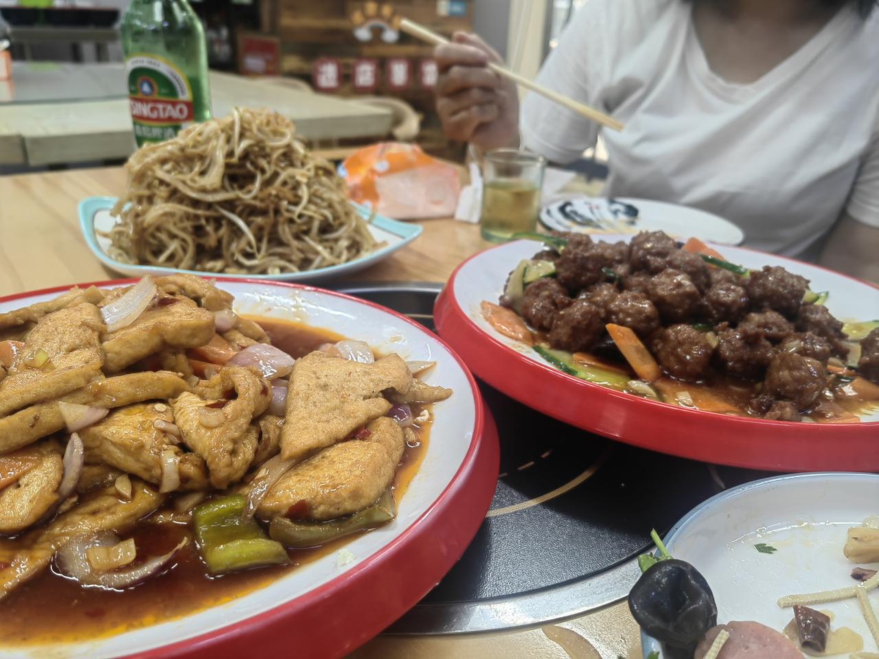 昨天中午，我们在固安吃的这顿饭，我总是觉得不舒服。我们一进门，就有一男一女两位