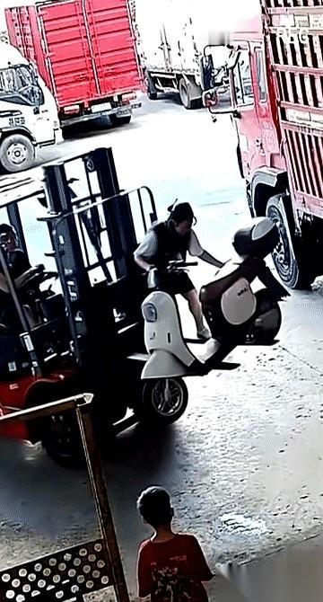 我跟你说，刚刚那一幕，我心脏差点跳出来。一个女的，抱着她那个小电驴，就那么直挺