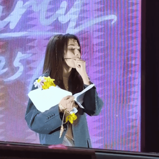 彭小苒我想看着大家离开当幕布该落下，她选择成为最后一个目送者。逆着人潮的方向