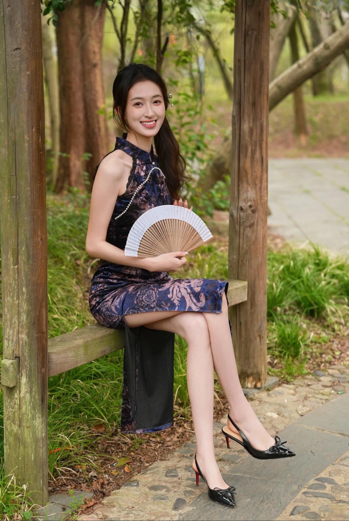 优雅旗袍，绿意公园，手持折扇，清新自然。