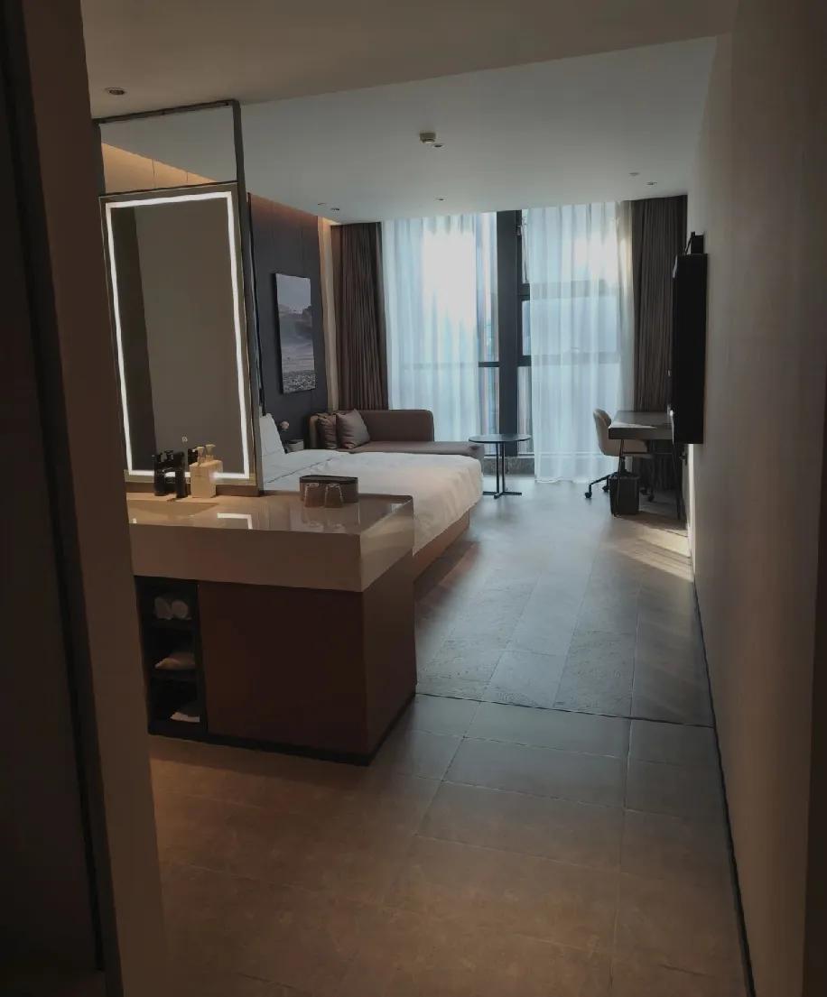 刚住了家国内商务酒店，行政大床房工作日600一晚——房间是挺大，但进去跟“毛坯高