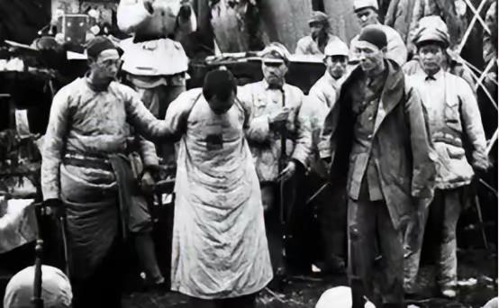 1955年，云南一个妇科医生和人吵架，见吵不过对方，妇科医生急了，竟脱口而出：“