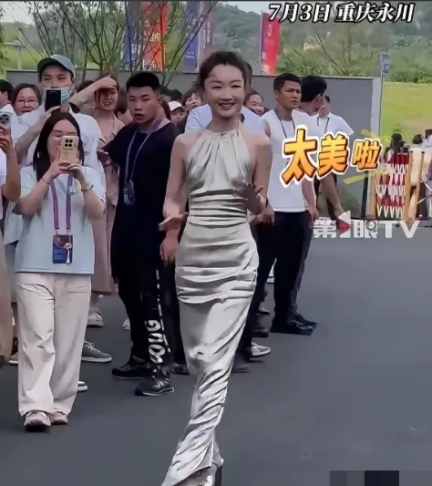 周冬雨教给大家一个真理那就是挤不进的圈子就别硬挤了最后弄得里外不是人本来