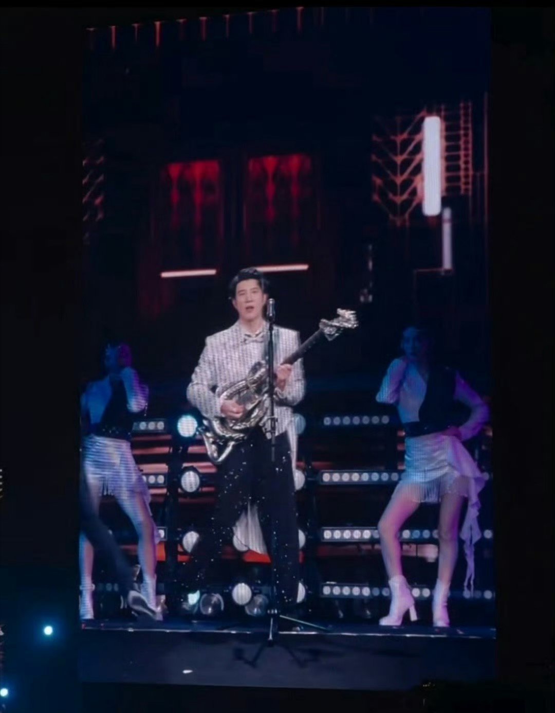 以为王力宏裤子只穿了一条腿哈哈哈太搞笑了乍一看真的太像了