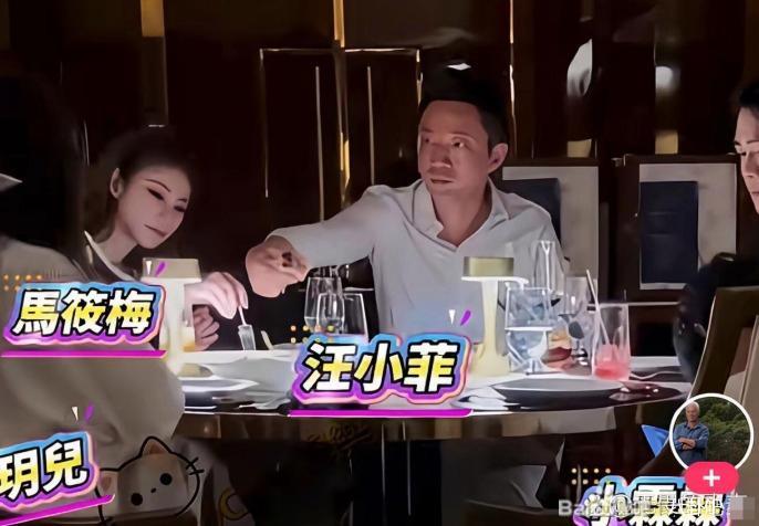 汪小菲这个当爸的真是没得说！和马筱梅带着玥儿霖霖还有Sam出来吃饭，隔着一张桌子