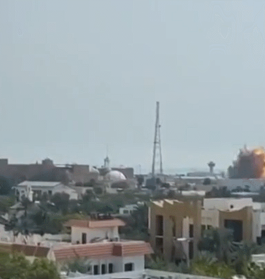 伊朗导弹击中，美国在巴林的海军基地。这个海军基地是美国海军第5舰队的驻地，大约