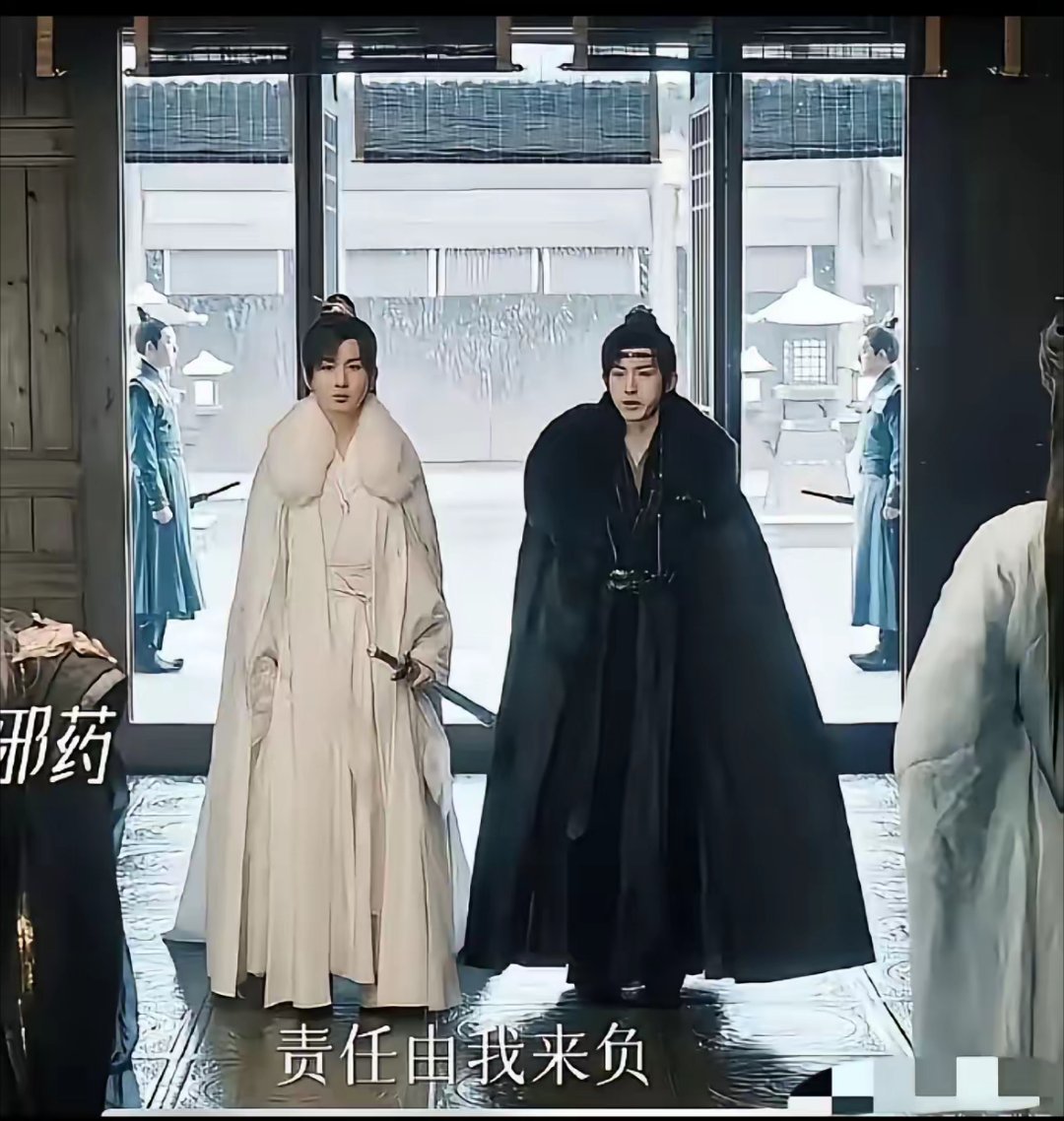 男主的仪态差的不止一星半点,溜肩溜得让我以为右边那个才是男主,超绝大溜肩男主给人