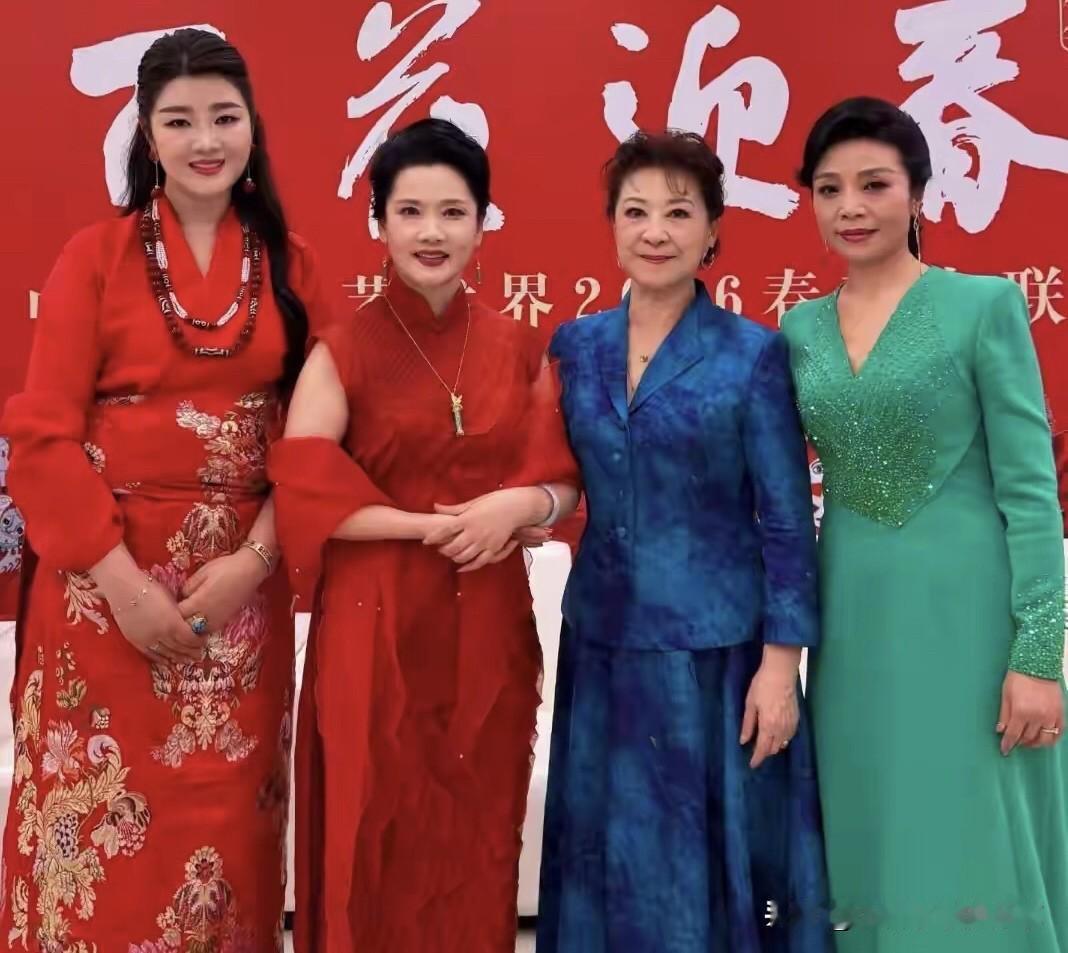 几位明星的同框合影，一眼就能看出穿蓝色裙子的是王馥荔，她旁边穿红衣服的跟何赛飞好