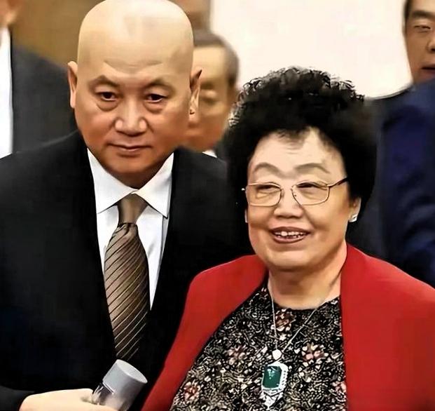 1987年春晚观众席的迟重瑞，一亮相就懂为啥陈丽华会一见钟情！西装笔挺，眉眼温润