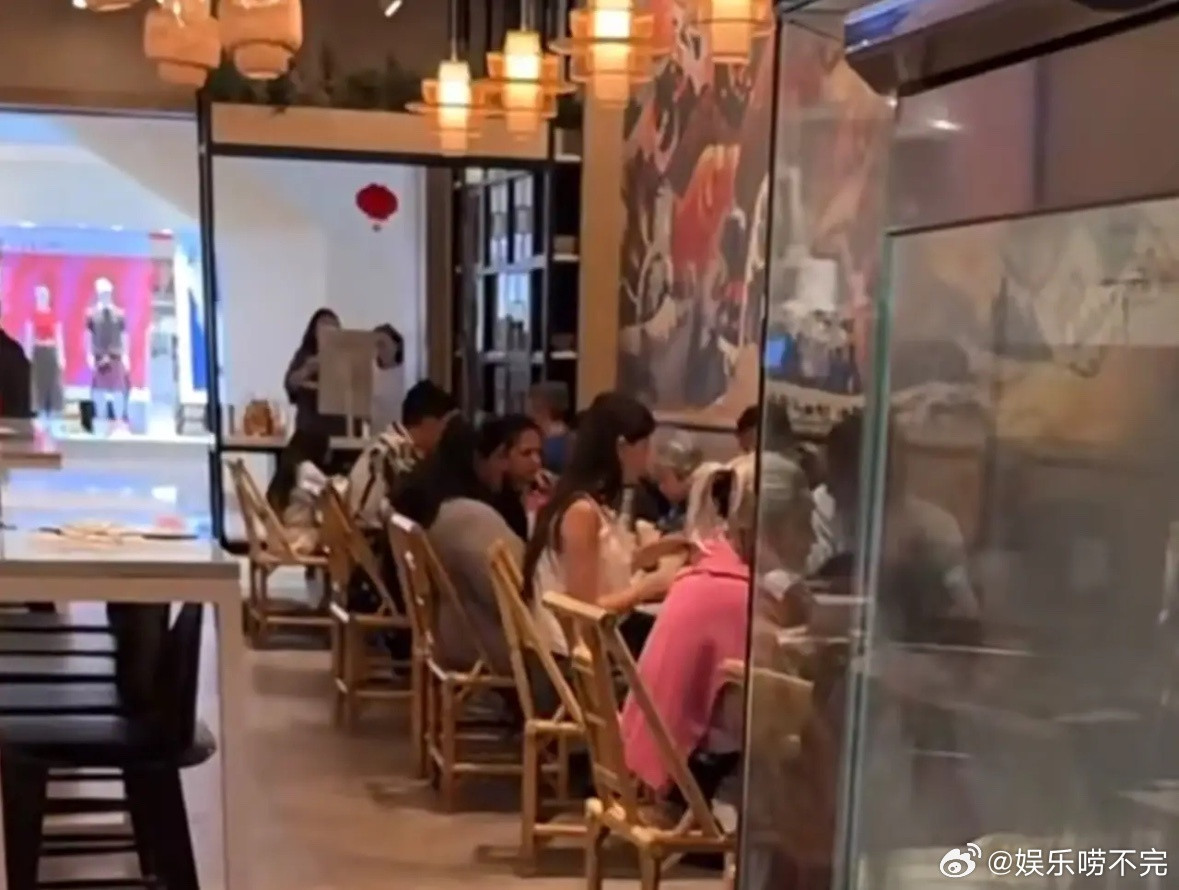 何洁和老公刁磊带孩子在尔湾吃面被活捉！金发配高马尾暴瘦到差点没认出来，网友在加州
