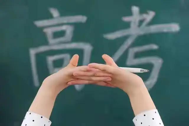 据教育部公布数据，近年全国高考报名人数如下：2026年1290万▼45万
