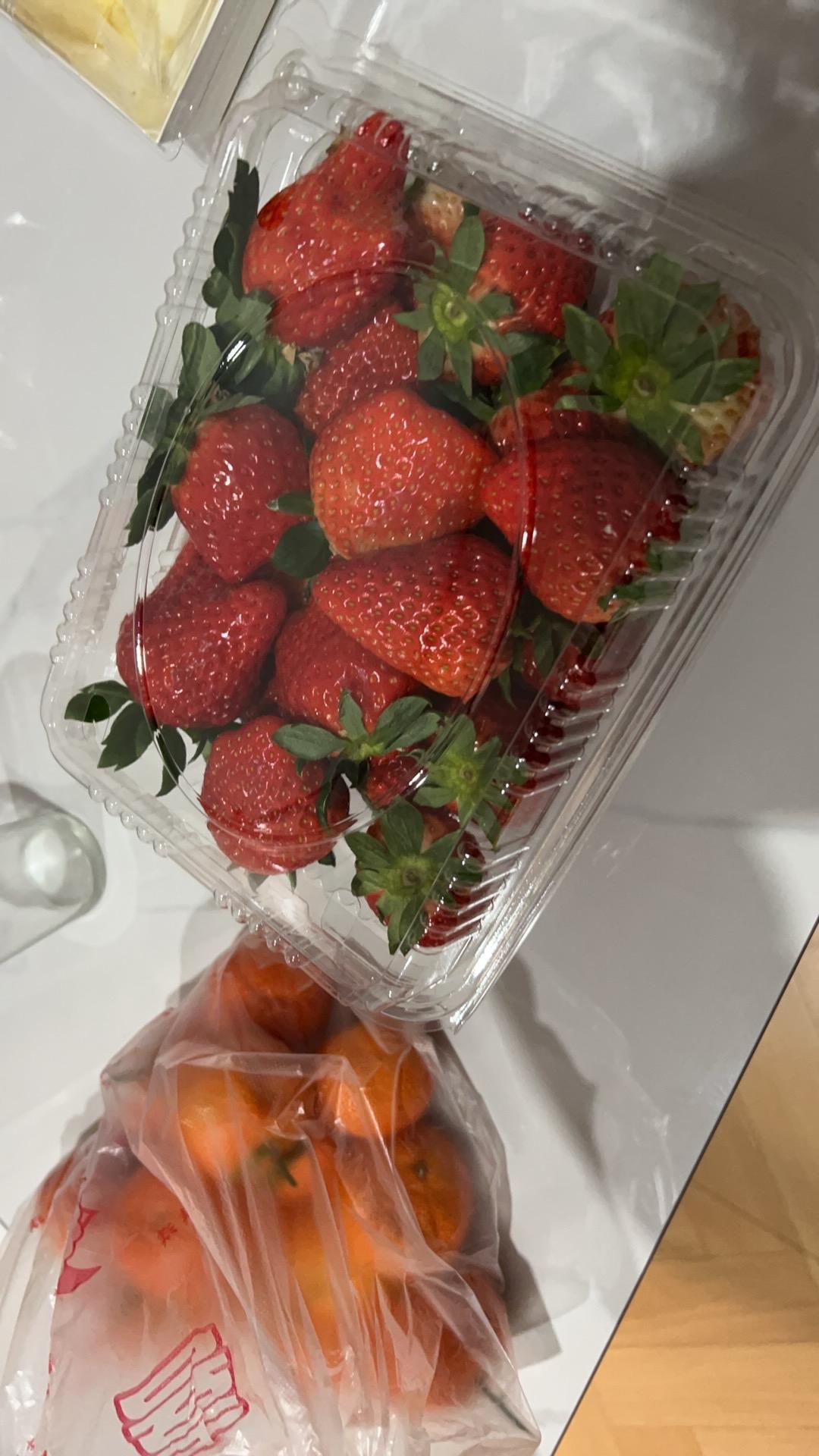 买菜心理学：两堆摆一起，贵的反而香今儿早市买草莓，摊主会做生意：左边二十一斤