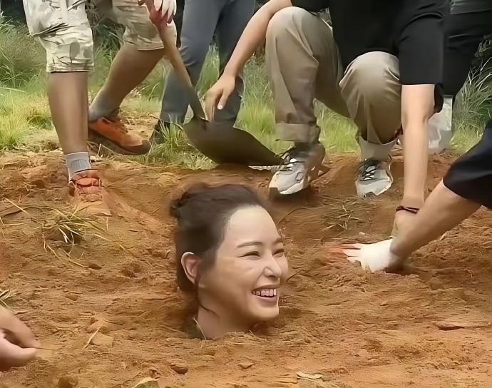 一直以为拍戏活埋是真往土里埋，没想到全是障眼法！土层只是摆设，演员身体根本挨
