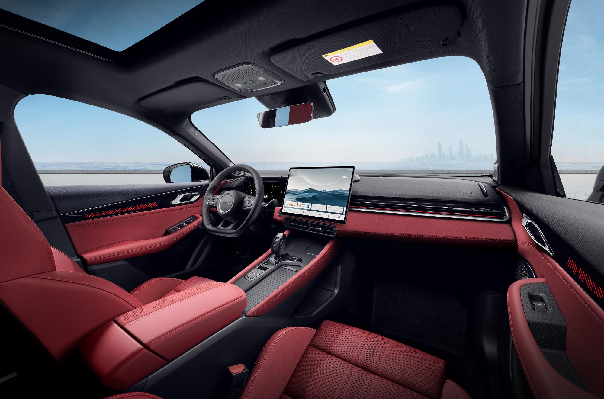 三段可调碳纤维尾翼，还新增了炽热红内饰选装，再加上还有1.5TPro版车型可选