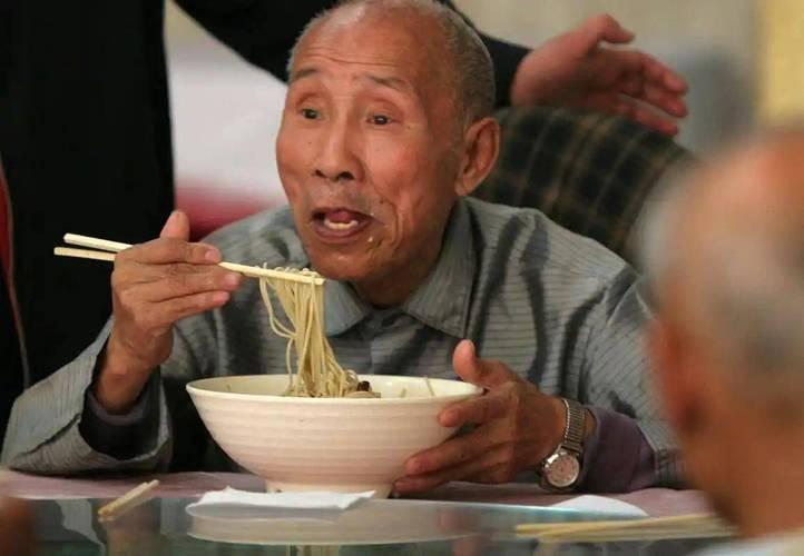 中老年人要了解！“多吃多动”就一定好吗？医生：50岁后，管理饮食应考虑这4建议