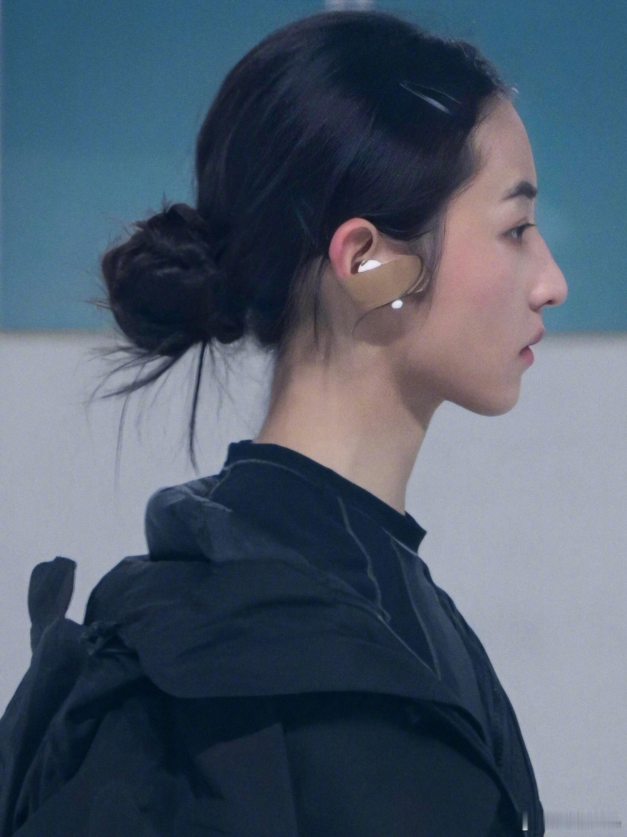 妈妈说头发扎起来大大方方的，张子枫好完美的一颗头！！​​​