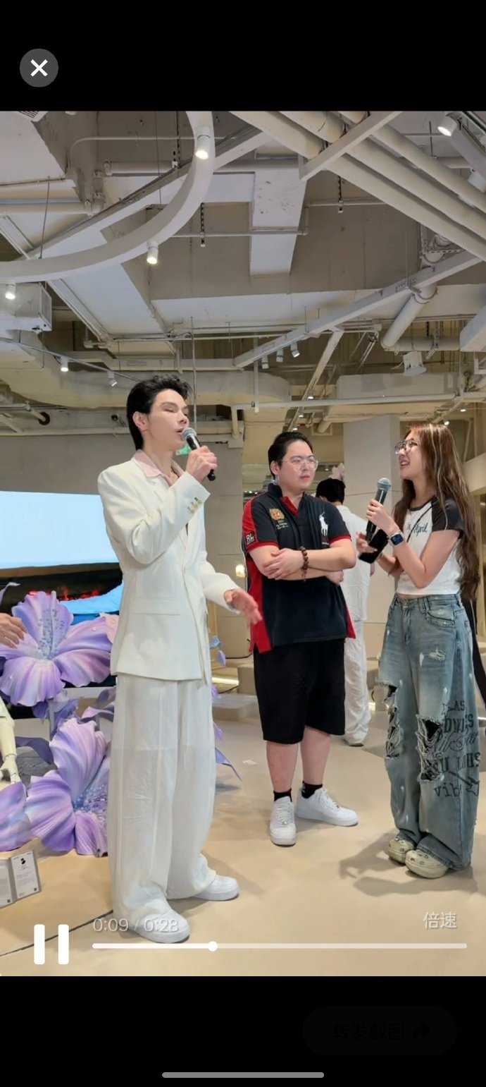 向佐让公司ceo加粉丝联系方式去面试谁看了不说句向佐格局打开了？粉丝鼓足勇气求