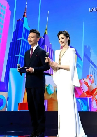 这是比倪萍和李红都要美的一位主持人，和康辉在舞台上熠熠生辉，她一定是一位很有才华