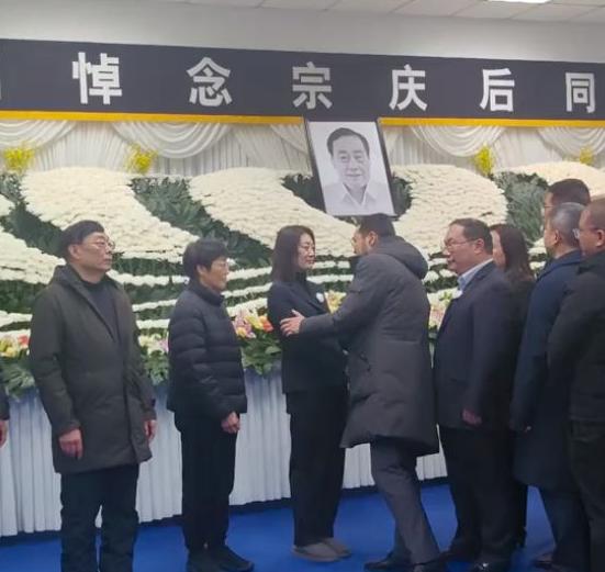 宗馥莉身边出大事了！宗老葬礼少一人，背后隐情惊人！葬礼上没见到施幼珍的身影