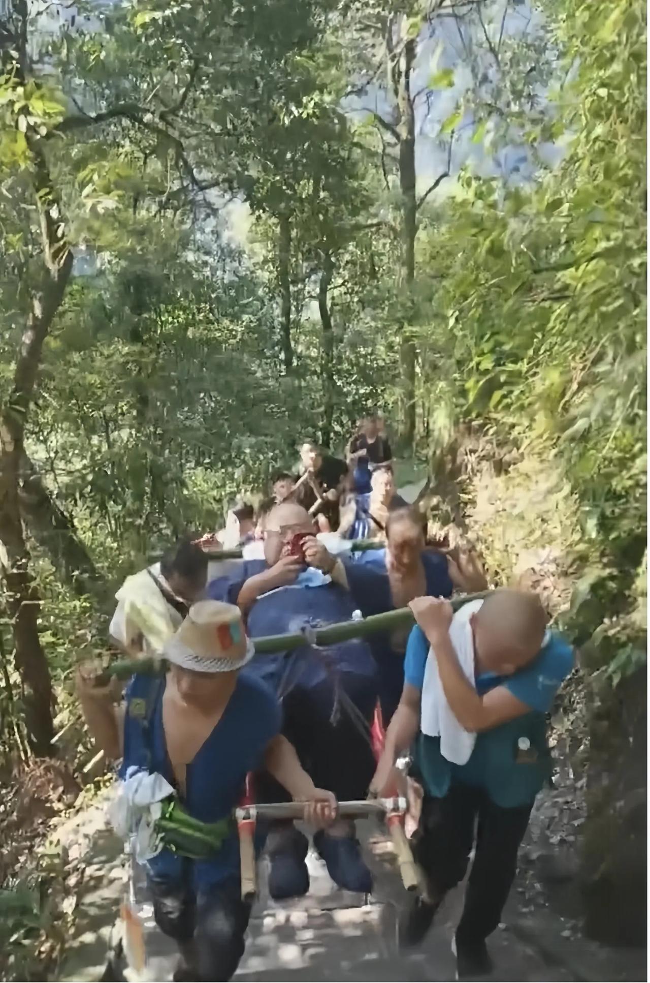 四川一胖子花两万坐轿上山，九人抬了十小时，明年还要再来？最近网上热传了个事儿，