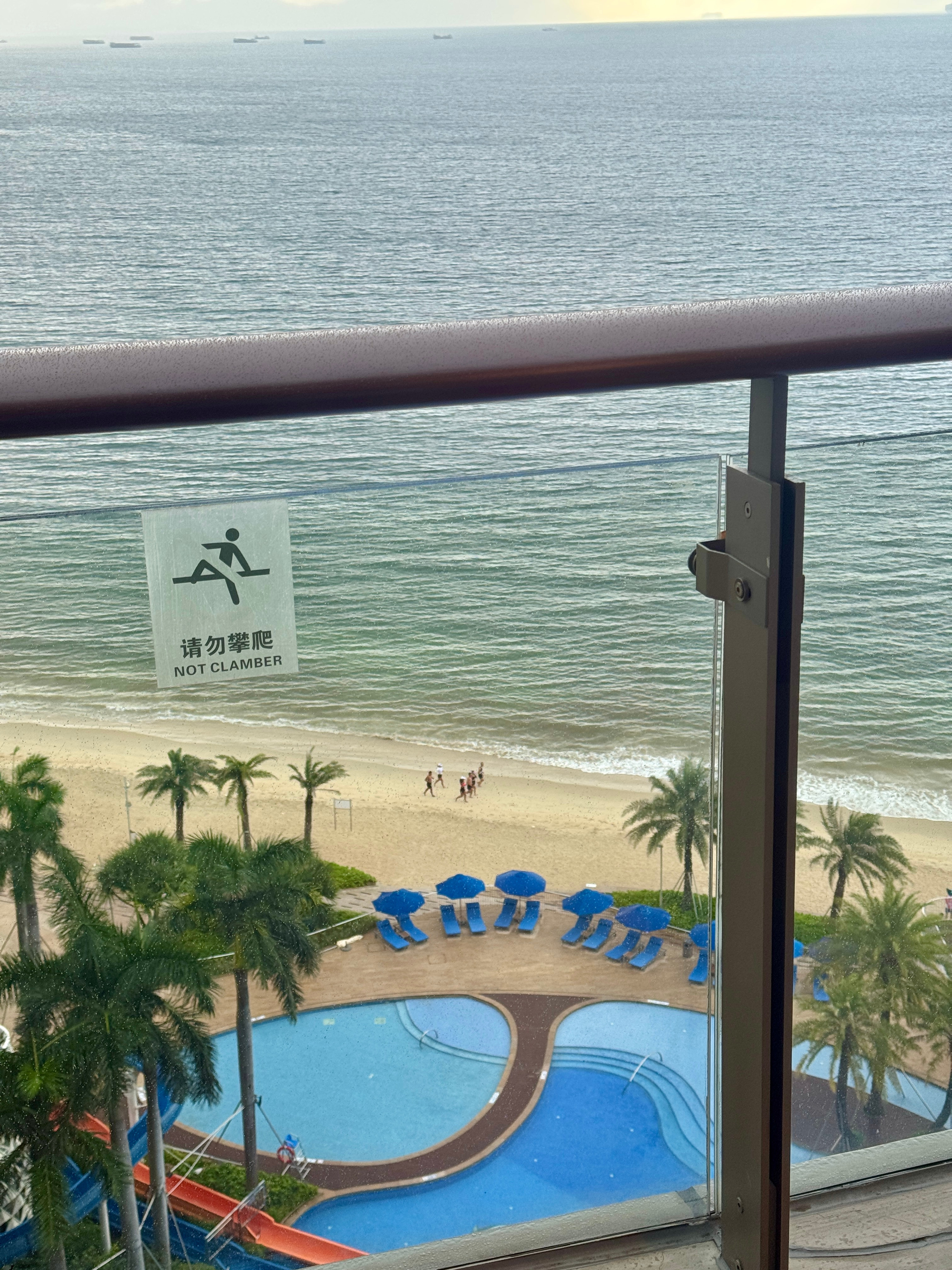 早～虽然这水的颜色看起来脏脏的，但大梅沙是离深圳市区非常近的海边，非常受欢迎，周