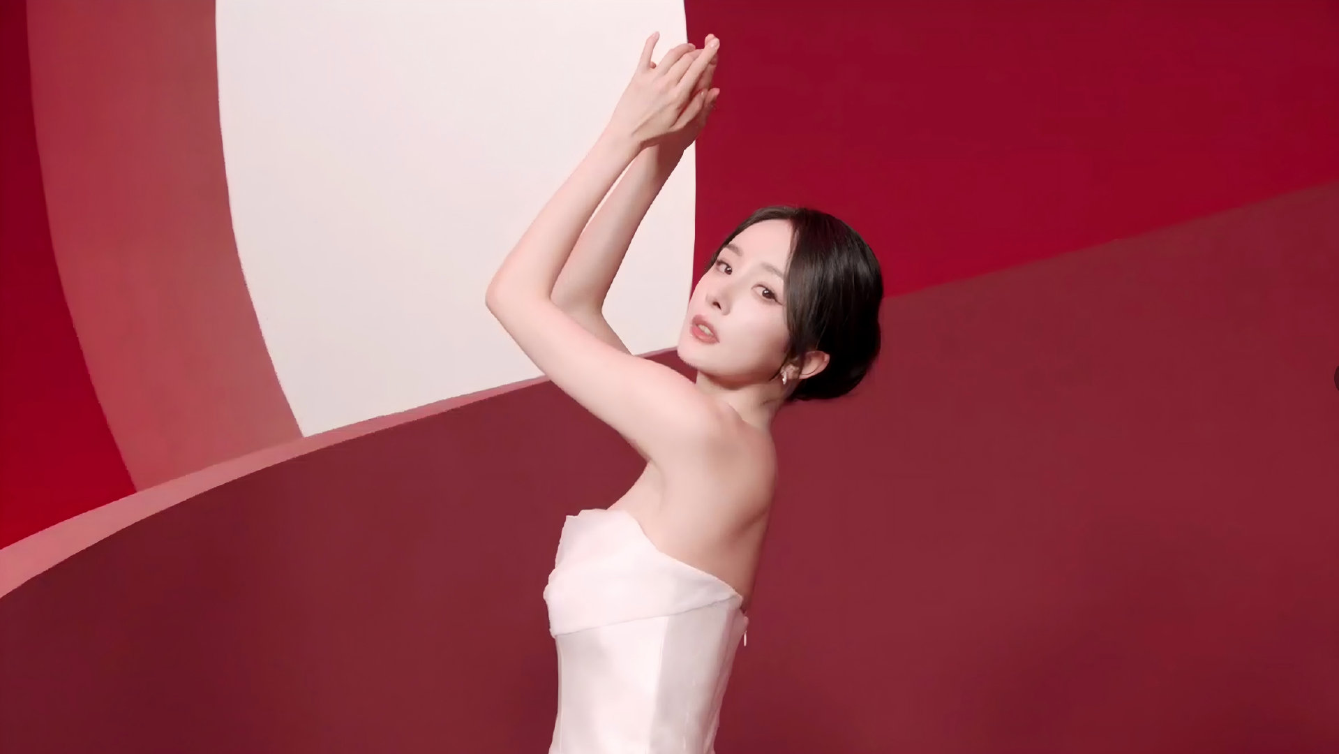 杨幂代言背背佳 杨幂背背佳全球首席品牌代言人 体态美有幂诀 美美的很安心！这波代