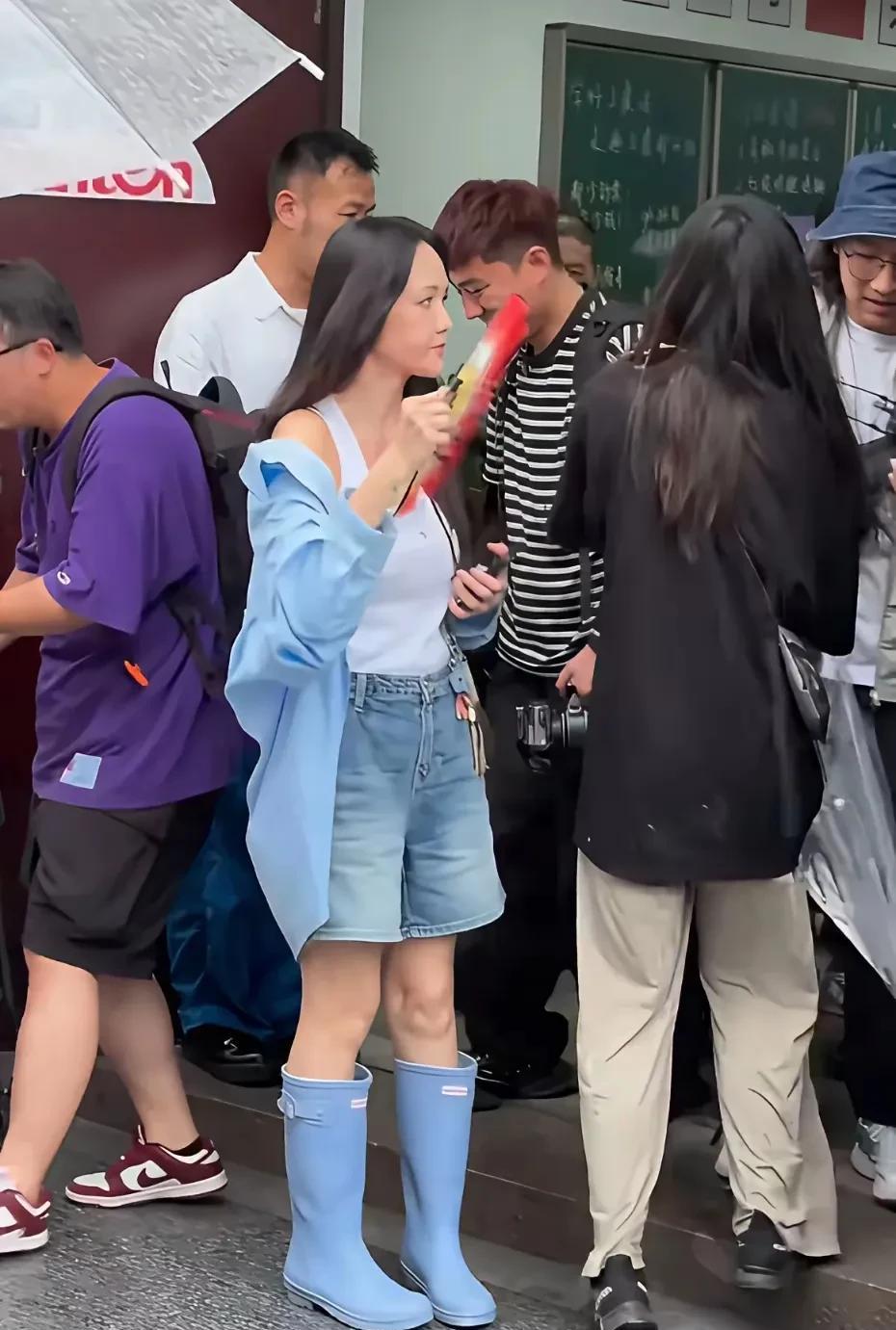 陈乔恩真的人美心更美，在外面拍节目，会暖心的给粉丝签名。陈乔恩是娱乐圈儿很会打