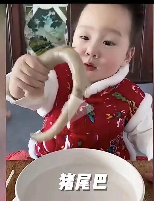 实在看不下去了，两岁多的孩子吃猪尾巴。好让人心疼。米乐的妈妈实在是太坑娃了。难道