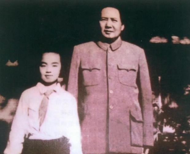 1952年的儿童节那天，左权将军遗孤左太北，作为学生代表上前去给毛主席献花。毛主