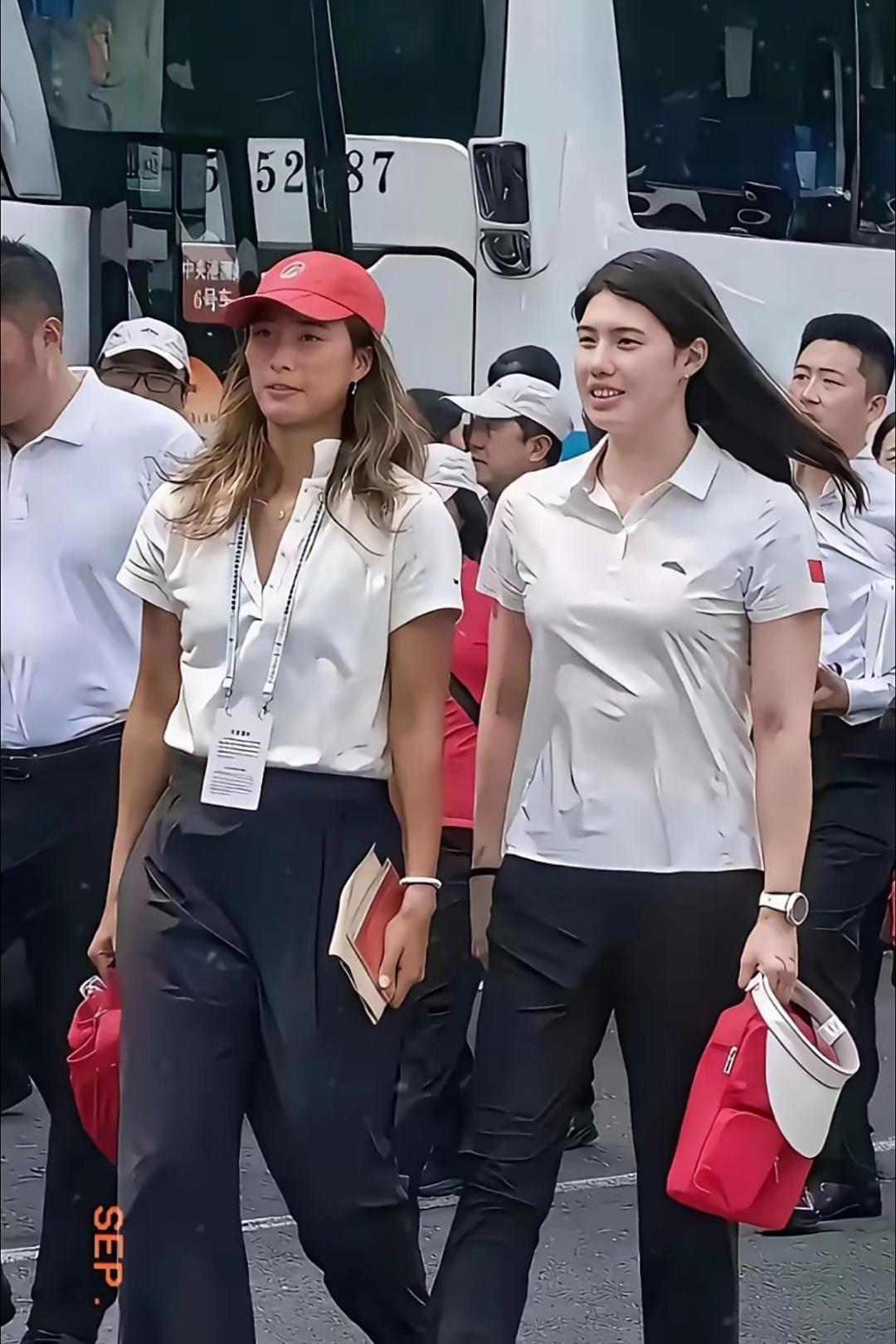 什么叫“飒爽英姿”？她俩就是。走路带风，生机勃勃，这就是运动员和别人最大的不同