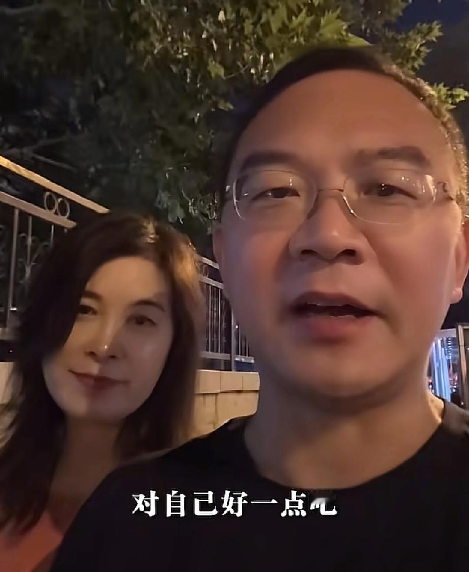 郎永淳妻子首次出现在他的视频里，引来了热议。近两年看到他重回大众视野，经常在社交
