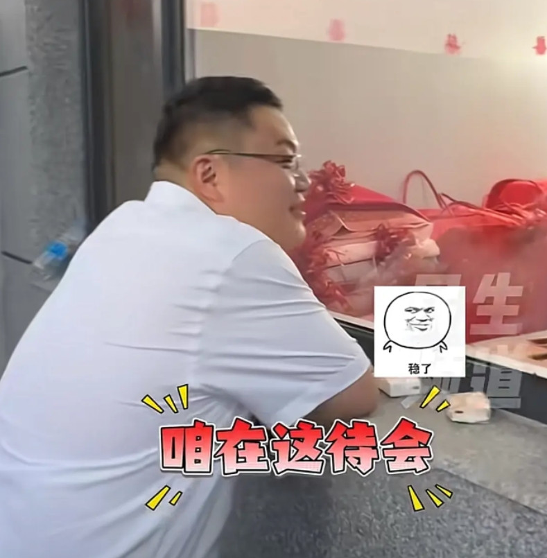 新郎结婚当日接新娘时，遭到娘家堵门1小时。新郎不紧不慢配合在窗外观看了一个多小时