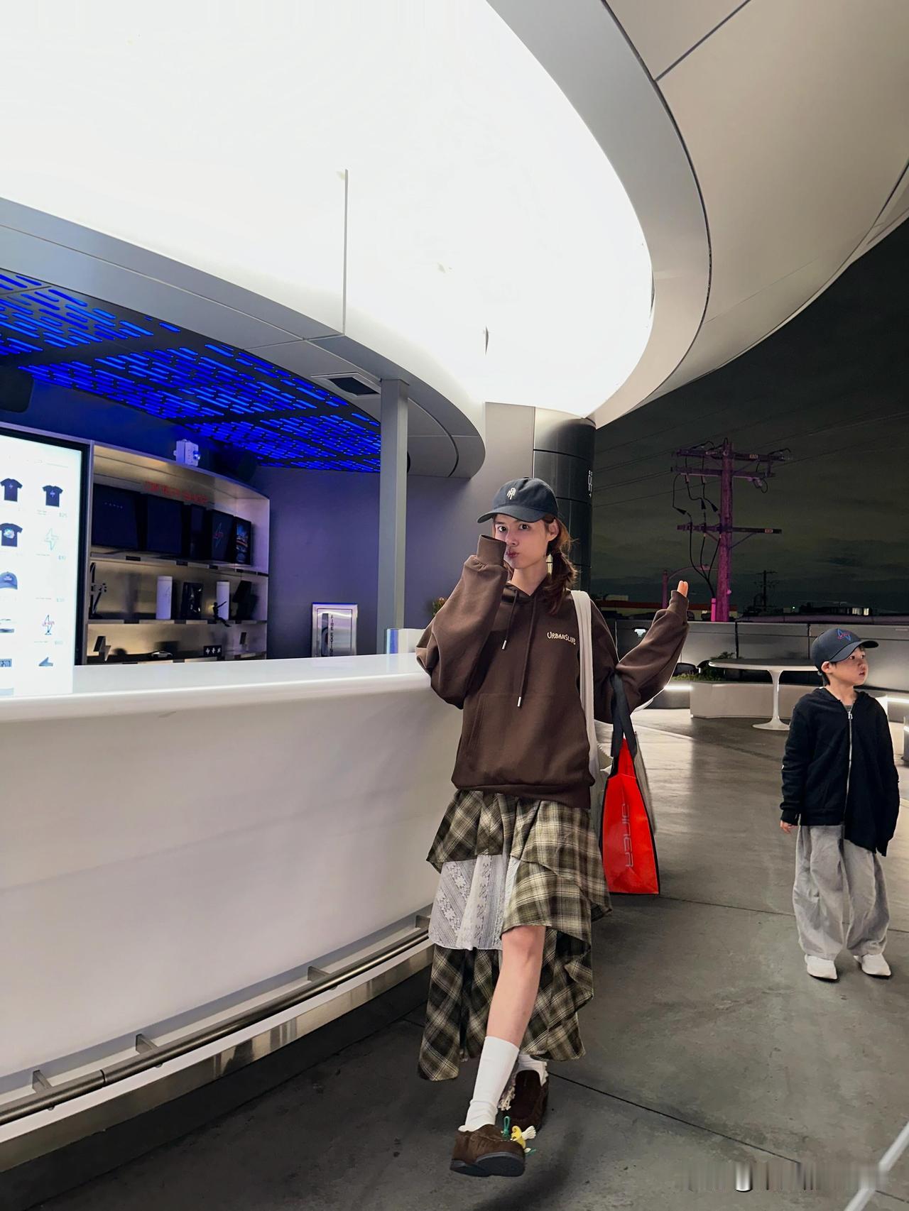 12月28日，苏醒妻子廖语辰更新旅行plog，她带着大宝去美国度假啦。有网友