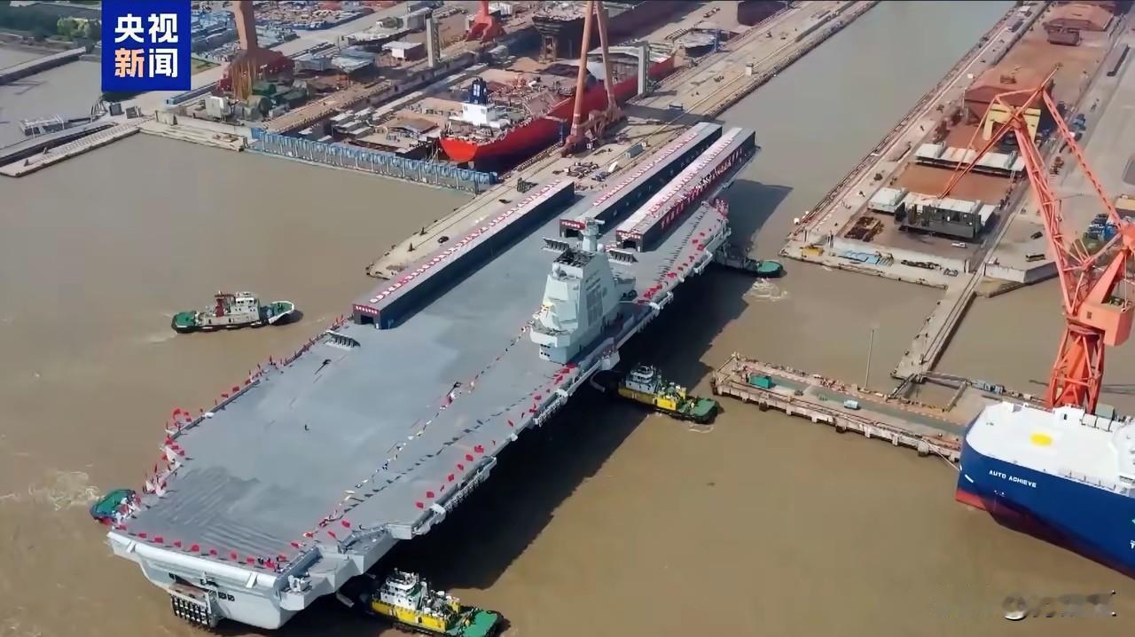 终于:洋人在建铁甲舰，老佛爷在修园子！！！大家都知道我们排水量超过8万吨，配备