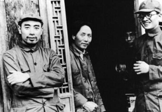 毛主席曾心中有3位接班人，排在最后的是周总理，他评价周恩来时说，周恩来政治上弱点