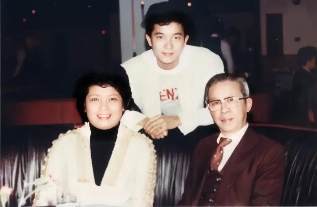 这是陈百强和父母亲的罕见照片，一家三口，其乐融融。镜头中，陈百强年轻时的模样