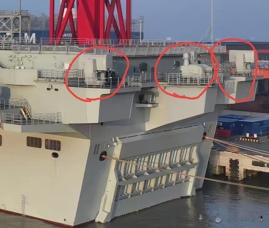 076两栖攻击舰真是武装到了屁股!看看咱们的四川舰，属于两栖攻击舰，就是为登陆