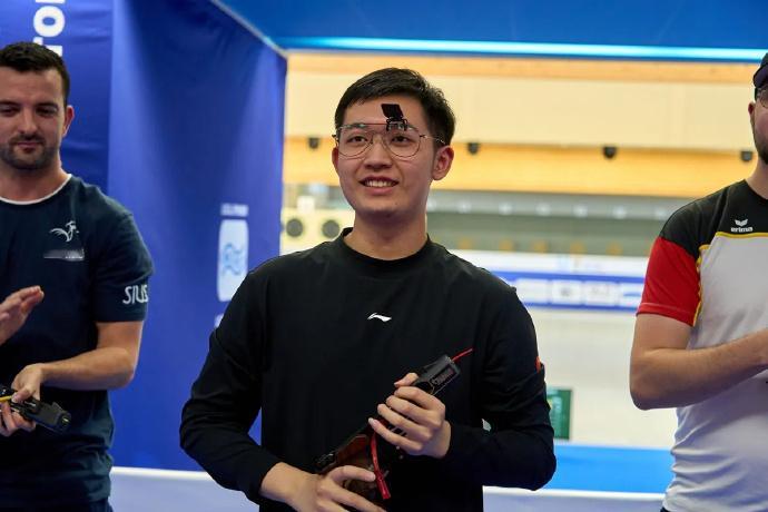 【今日凌晨射击世界杯(气步枪)德国站男子25米手枪速射中，中国21岁小...